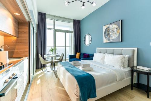 Cozy Marina Studio with Partial Sea View