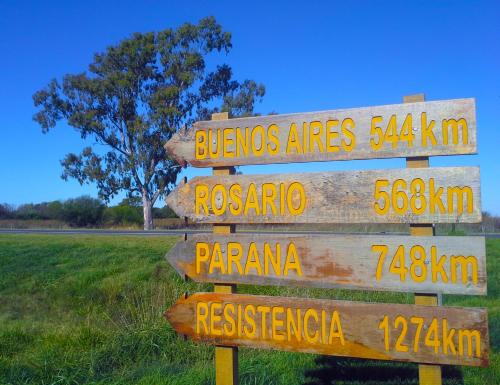 a street sign in the middle of a field at Altos de Adonai in Pueblo Quintana