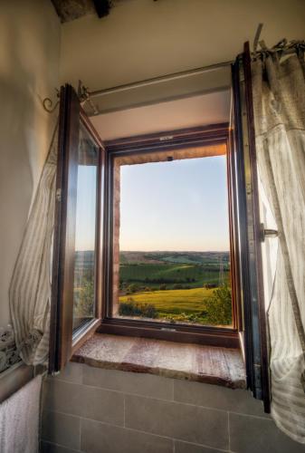 a window in a bathroom with a view at Affittacamere le Querce in Montefano
