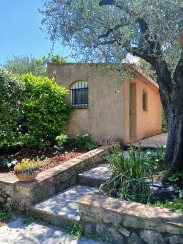 une maison avec un escalier en pierre menant à un bâtiment dans l'établissement chambre indépendante avec salle de bains privative, à Grasse