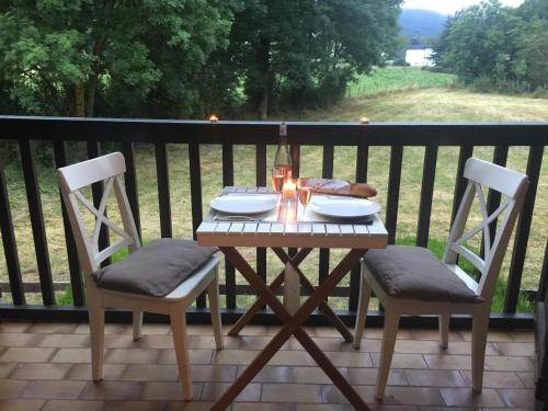 Balkón nebo terasa v ubytování Appartement balcon vue pré et montagne