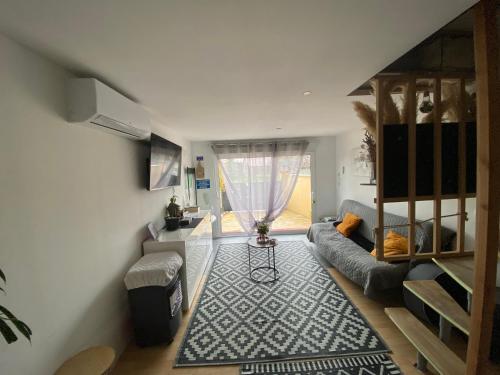 - un salon avec un canapé et des lits superposés dans l'établissement Gîte détente, à Brévonnes