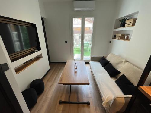 un salon avec un canapé et une table basse dans l'établissement T2 avec terrasse 4p, Cannes centre, à Cannes