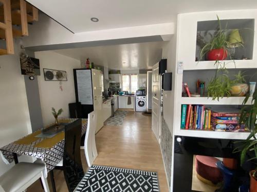 un salon avec une cuisine et une salle à manger dans l'établissement Gîte détente, à Brévonnes