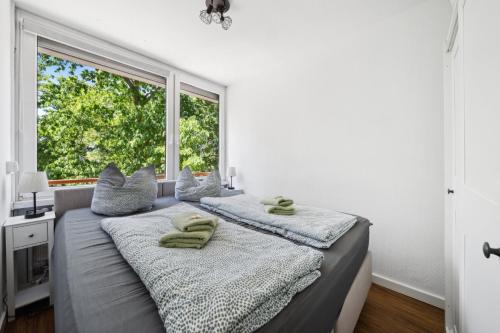 ヴンストルフにあるBella Nova - Steinhudeの大きな窓のあるベッドのある寝室