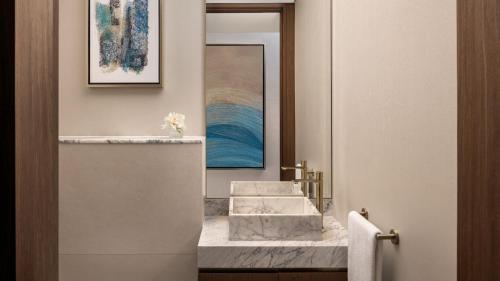 迪拜InterContinental Residences Dubai Business Bay by IHG的浴室设有楼梯,墙上挂有绘画作品