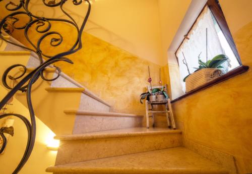 a set of stairs with a window and a shelf at Affittacamere le Querce in Montefano