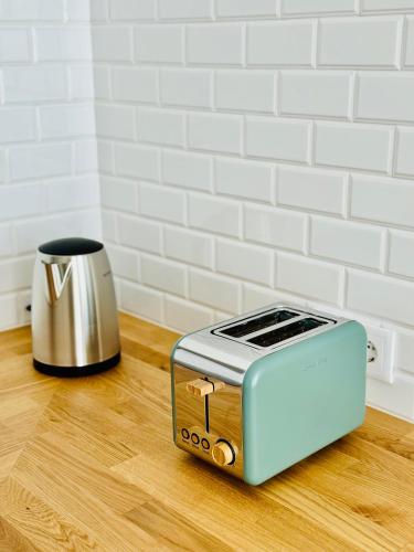 a blue toaster sitting on top of a kitchen counter at Glamour Apartments in Figueira da Foz