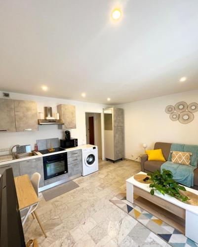 un salon avec un canapé et une cuisine dans l'établissement Super studio bord de mer, promenade des anglais, à Nice