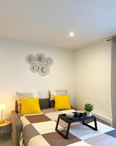 - un salon avec un canapé, des oreillers jaunes et une table dans l'établissement Super studio bord de mer, promenade des anglais, à Nice
