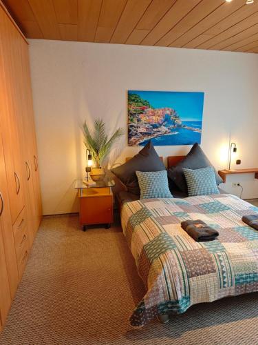 a bedroom with a bed and a painting on the wall at Linnich Apartment für 4 Personen mit Küche in Linnich