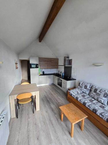 un salon avec un canapé et une table dans l'établissement L'Alp'Oz, à Oz