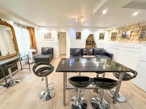un salon avec une table et un canapé dans l'établissement Urban Flat 42 - LUXURY FLAT, à Paris