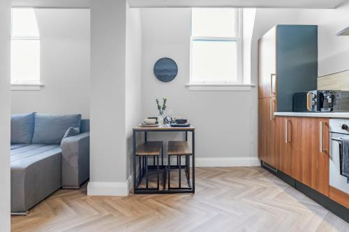 Modern Liverpool Retreat with Free Parking Ideal for Work and City Breaks photo 14