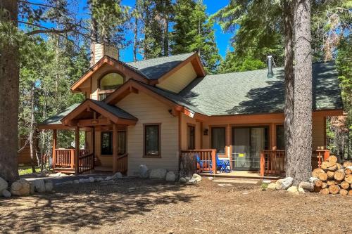 Una casa con un porche envolvente en el bosque. en WSH1030 - Camp Westwater home, en Tahoma