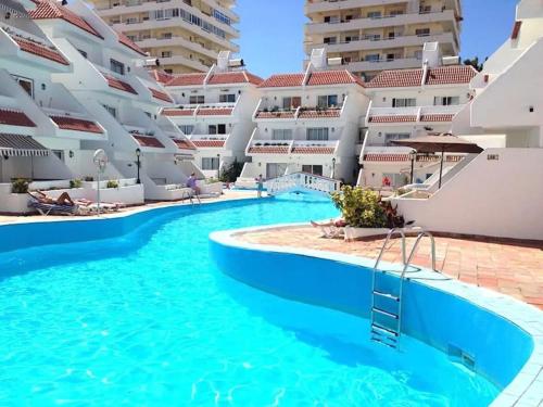 Central location P, terrace with pool view, sunny, quiet, wifi