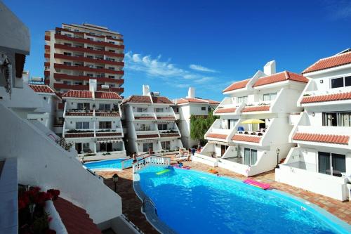 Central location P, terrace with pool view, sunny, quiet, wifi