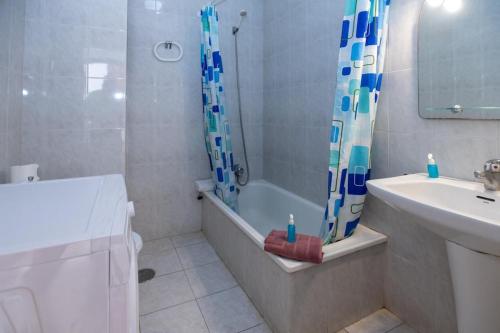 Central location P, terrace with pool view, sunny, quiet, wifi