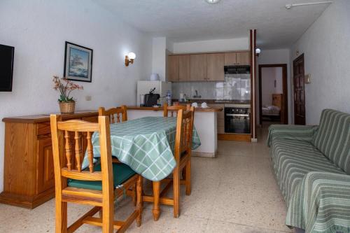 Central location P, terrace with pool view, sunny, quiet, wifi