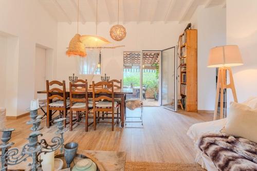 une salle à manger et un salon avec une table et des chaises dans l'établissement Frejus, quiet villa, beautiful terrace and wifi, à Fréjus