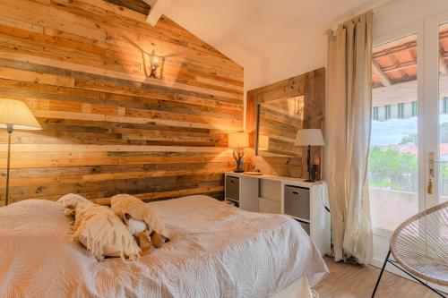 un chien allongé sur un lit dans une chambre dans l'établissement Frejus, quiet villa, beautiful terrace and wifi, à Fréjus