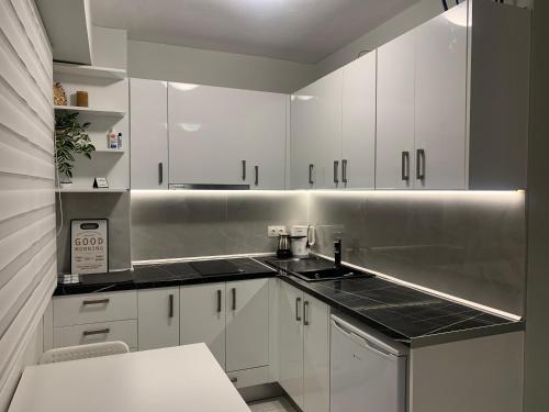 Una cocina o cocineta en PLATINUM apartment with pool
