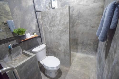 un bagno con wc e doccia di See View Mountain Phahee a Ban Pha Mi