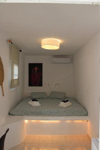 Una cama o camas en una habitación de Vougli View Mykonos