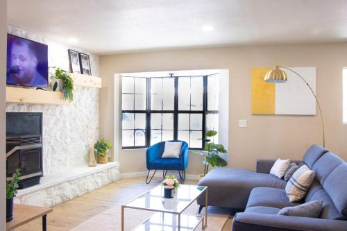 Una sala de estar con un sofá azul y una chimenea. en 4-Bedroom Retreat with Pool, en Farmington