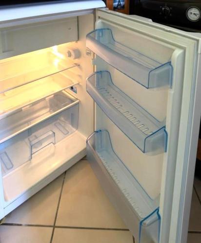 un réfrigérateur vide avec sa porte ouverte dans une cuisine dans l'établissement Depoilly 3 Pers Centrale WiFi, à Nice