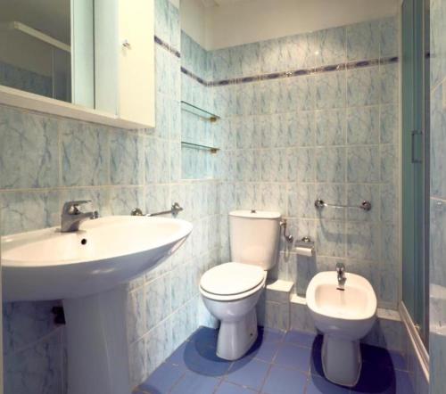 une salle de bain avec toilettes et lavabo dans l'établissement Depoilly 3 Pers Centrale WiFi, à Nice
