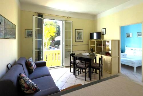 un salon avec un canapé bleu et une table dans l'établissement Depoilly 3 Pers Centrale WiFi, à Nice