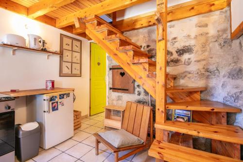 une cuisine avec un escalier en bois dans une petite maison dans l'établissement Le Mignot - Station de ski à 15min, à Saint-Pierre-de-Chartreuse