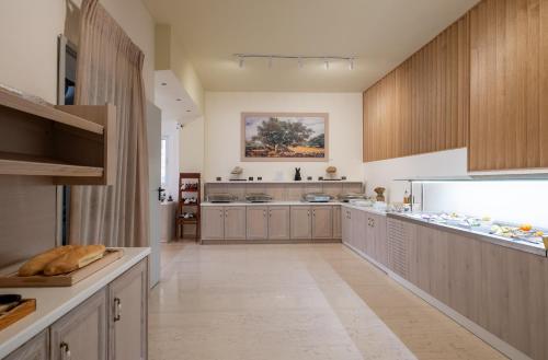 O bucătărie sau chicinetă la Calypso Hotel