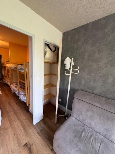 une chambre avec un lit et une chambre avec deux lits superposés dans l'établissement Appartement avec balcon 6 couchages, à Orcières