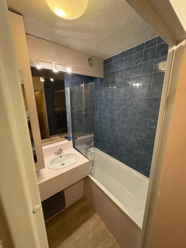 La salle de bains est pourvue d'un lavabo, d'une douche et d'une baignoire. dans l'établissement Appartement avec balcon 6 couchages, à Orcières