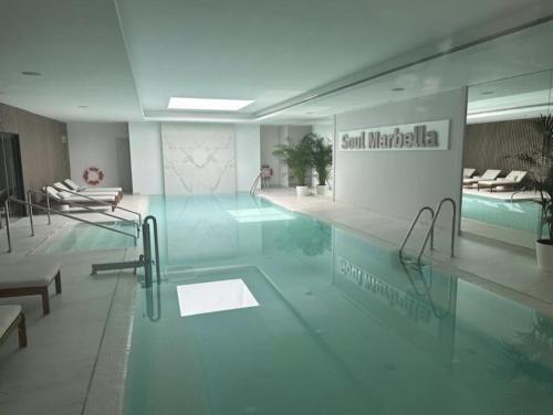 ELEGANT APARTMENT in MARBELLA, Sea views, Infinity & Pool, Sauna, Gym, SPA, 5 min to the Beach