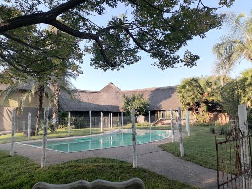 una piscina frente a un edificio en BEAL Cultural Village, en Hammanskraal