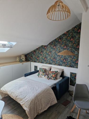 - une chambre avec un lit et un canapé bleu dans l'établissement Studio entier paris Pantin, à Pantin
