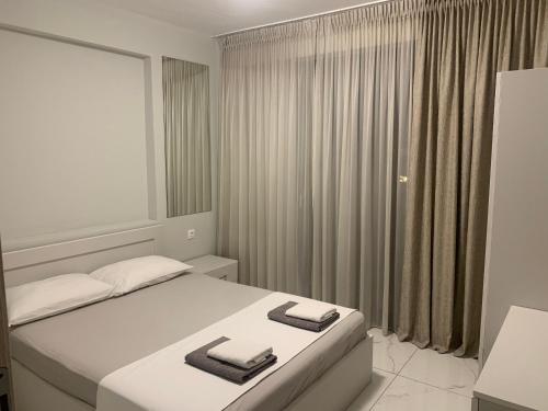 Una cama o camas en una habitación de PLATINUM apartment with pool