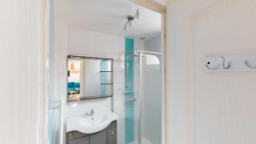 a bathroom with a sink and a shower at Magnifique maison avec Jardin in Le Havre
