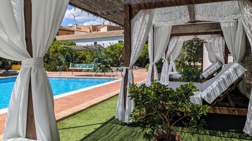 pokój na zewnątrz z łóżkami i basenem w obiekcie La Cañota 2-Floors King Rooms Adults Only w mieście Talara