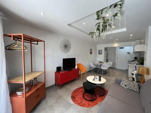 un salon avec une cuisine et une salle à manger dans l'établissement Port Frejus, 400m des plages et base nature, studi, à Fréjus