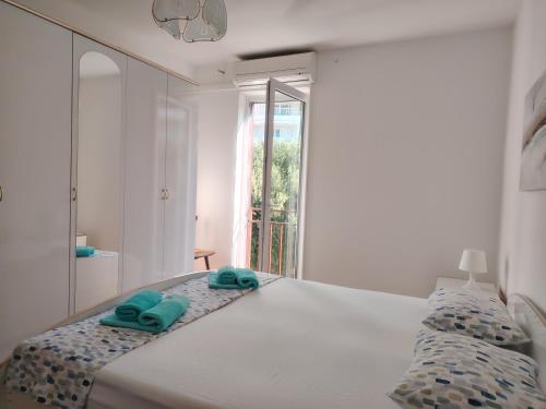 a bedroom with a bed with two towels on it at sunny apartment in Bol