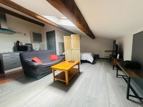 Kuchyň nebo kuchyňský kout v ubytování Grand studio proche centre