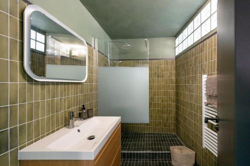 une salle de bain avec un lavabo et un miroir dans l'établissement Elegant Parisian apartment, Place des Vosges, à Paris