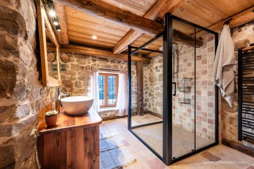 Chalets d alpage 5 étoiles la chabaneにあるバスルーム