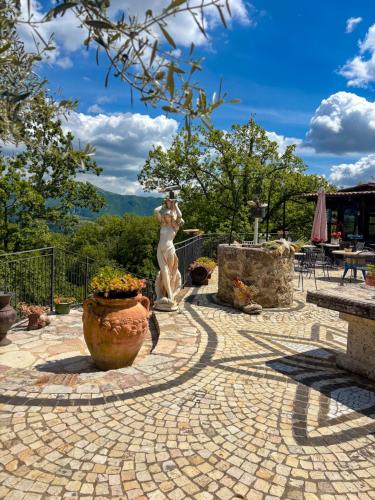 a statue of a woman standing next to two vases at Agriturismo Le Faeta in Arpino