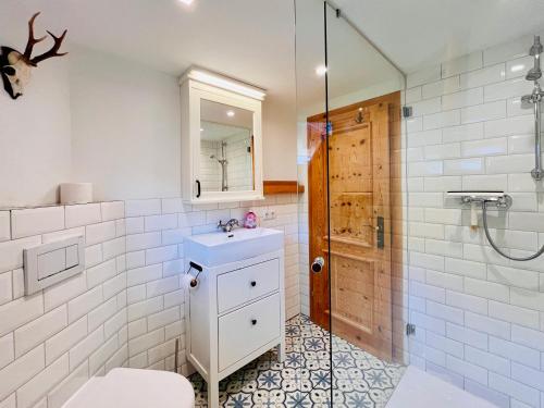 a bathroom with a sink and a shower at Schmirnhaus in Schmirn