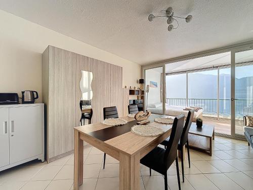 une salle à manger avec une table et un salon dans l'établissement L'Écrin du lac, à Tresserves